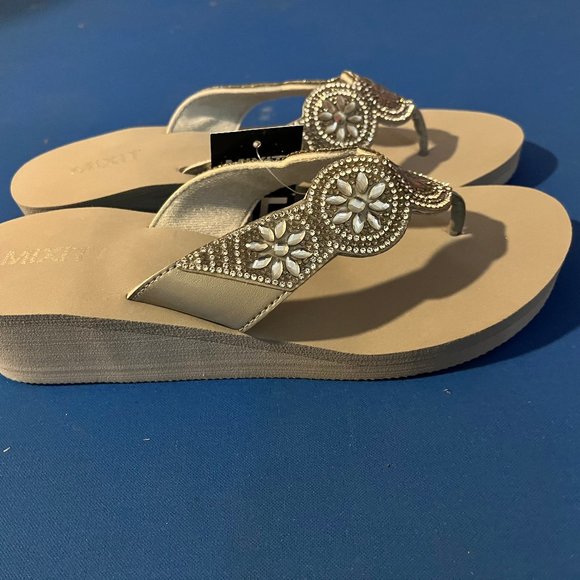 Mixit Five Disk Wedge Flip Flop Sandals Grey Gray Beaded Sparkle NWT Size 8 - Picture 2 of 5